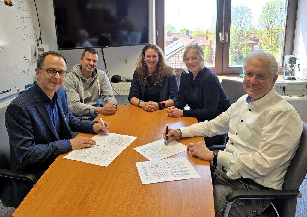 Bildunterschrift: Besiegelten ihre Partnerschaft (v.l.): Erich Eckardt, Personalleiter Wind Multiplikator, Felix Schrader HR Business Partner, Katrin Stern, Leiterin des Wissens und Technologietransfers an der Hochschule Emden/Leer, Juliane Müller, Leiterin des Transferzentrums für Nachhaltige Mobilität und Vizepräsident Manfred Nessen.